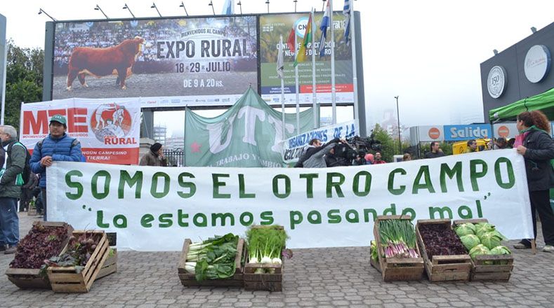 Agritultores nucleados en la Unión de Trabajadores de la Tierra (UTT) realizaron un "verdurazo" para protestar contra la política del Gobierno de Macri hacia el sector.