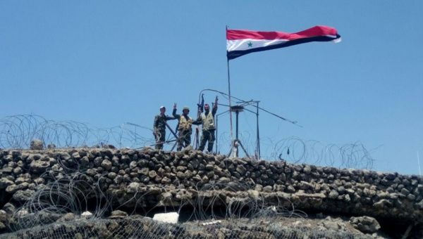 Fuerzas sirias del presidente Bashar al Assad celebrando en la colina de al-Haara, en la zona de Quneitra.