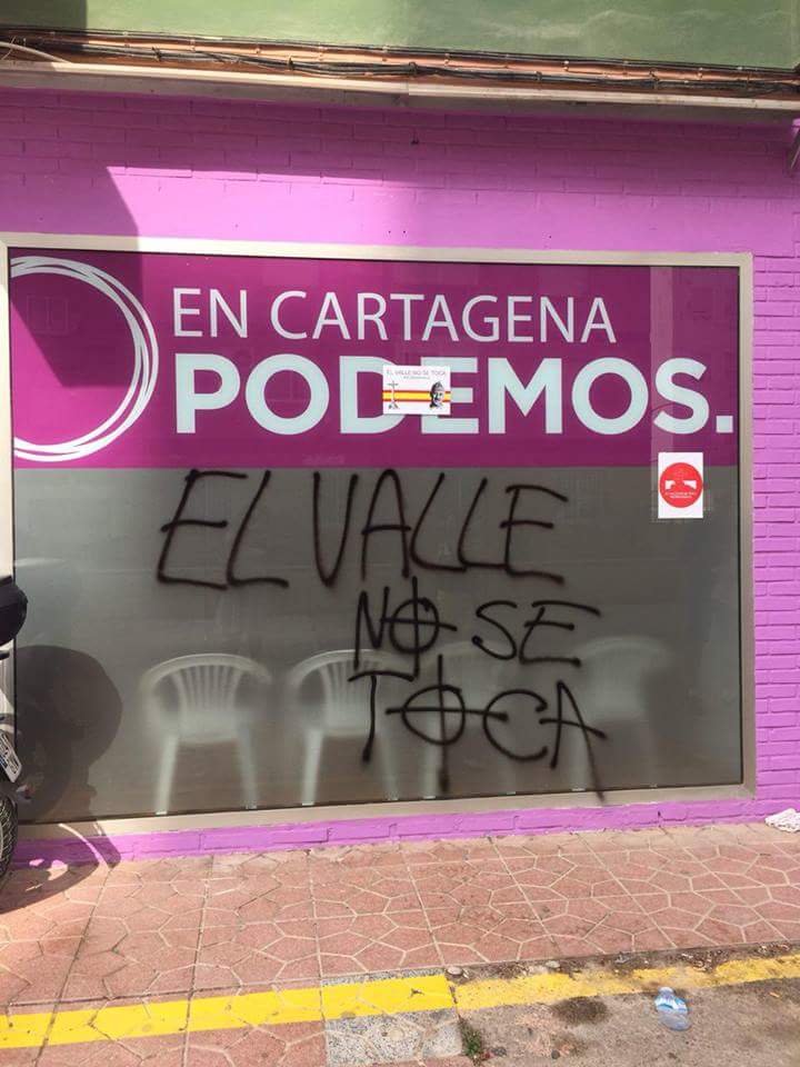 La organización política infirmó que ya limpiaron los mensajes de odio de la sede.