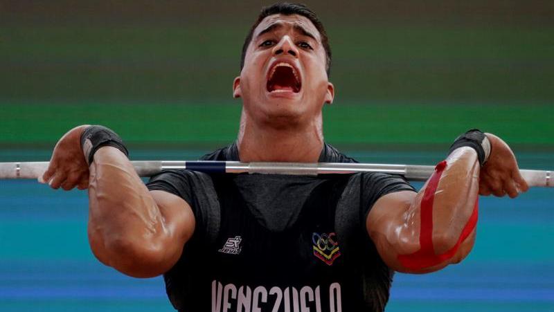 El pesista venezolano Ángel Luna hace su mejor esfuerzo en la prueba de levantamiento de pesas, logrando el oro para su país. Venezuela ocupa el tercer lugar en el medallero hasta el momento.