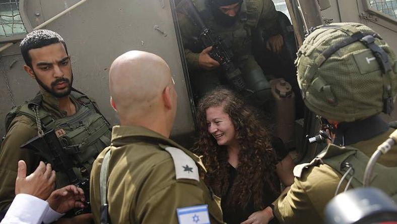 Aún con 16 años, la adolescente fue condenada a ocho meses de cárcel, cumpliendo sus 17 años en una prisión de Israel. 