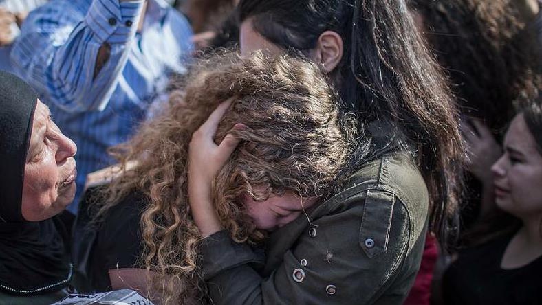 Desde los nueve años que Ahad Tamimi, hija de un reconocido activista por la causa, ha participado en las protestas de su poblado Nabi Saleh. No sólo ella, sino también su familia ha estado ligada siempre a la lucha palestina. 
