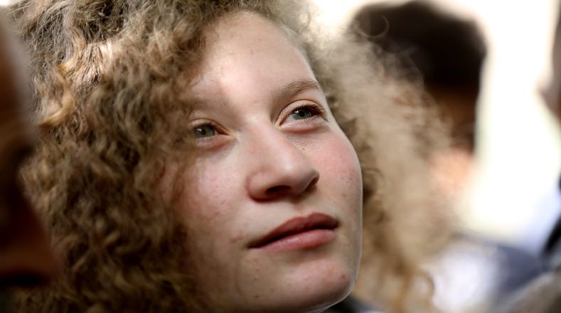 Ahed Tamimi tiene 17 años de edad, fue apresada a los 16 y condenada a ocho meses de prisión por Israel.