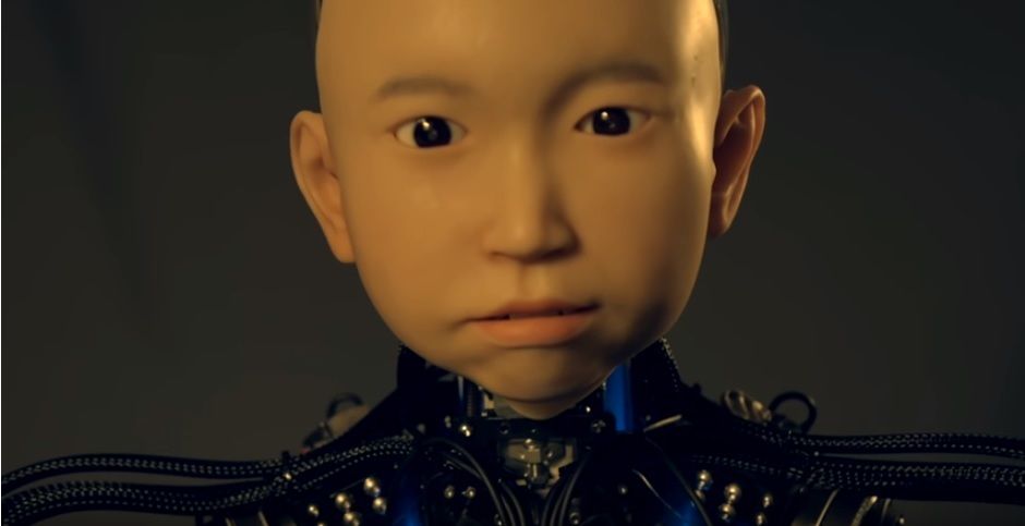 El niño androide tiene un sistema de reconocimiento facial que le permite hacer gestos 