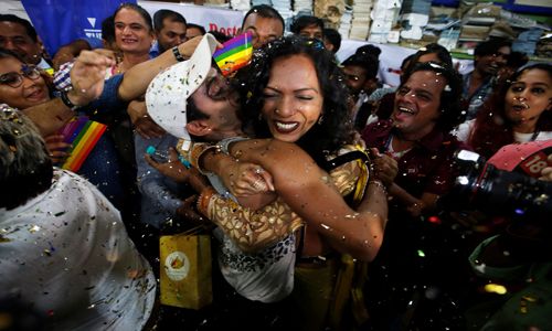 Miembros de LGTB de una ONG en Mumbai,  no contienen su euforia por la lucha obtenida en defensa de sus derechos.