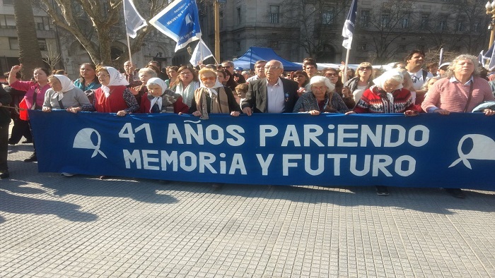 Cientos de personas se movilizaron para repudiar el asesinato del joven argentino y responsabilizaron al Gobierno de Mauricio Macri.