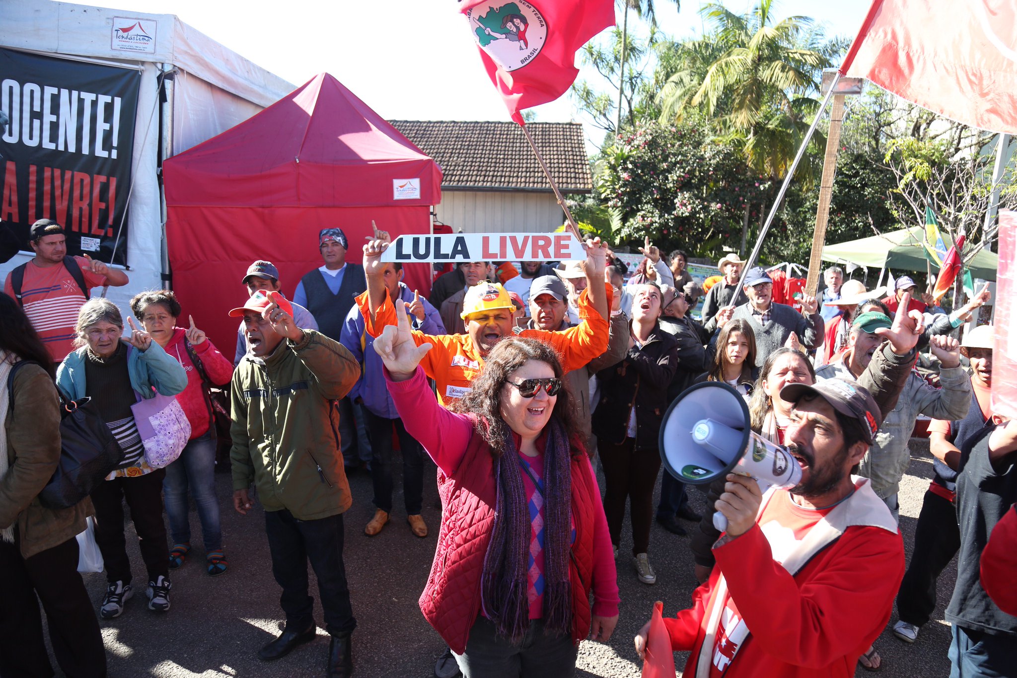 En Curitiba se realiza un vigilia en apoyo a Lula.