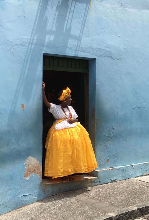 "Baiana in yellow and blue" (Baiana en amarillo y azul) recibió el galardón Fotógrafo del Año en el primer puesto, tomada en Salvador de Bahía en Brasil, espontáneamente, después de que pasara un camión. "La mujer con ropas tradicionales de una 