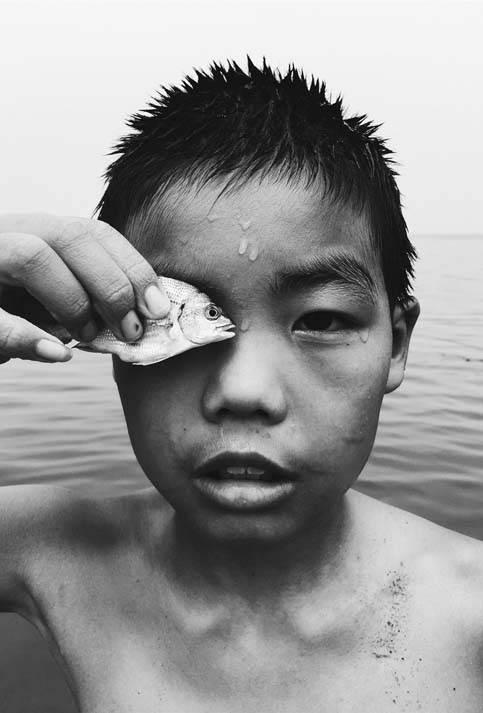 "Eye to Eye" (Ojo a Ojo) recibió el premio Fotógrafo del Año en su segundo puesto. El autor expresó que fue realizada cuando "conocí a este chico mientras caminaba a orillas del mar. Cuando estaba tratando de sacarle una foto, se coloco un pez frente su ojo".