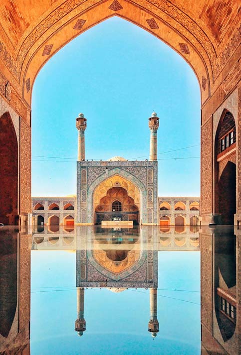 "Jameh Mosque of Isfahan", fotografía ganadora del segundo premio en la categoría arquitectura; su autor expresó que "es una de las mezquitas más antiguas de Irán y es el resultado de continuas construcciones, reconstrucciones, adiciones y renovaciones desde aproximadamente el año 771 d.C. hasta finales del siglo XX". 