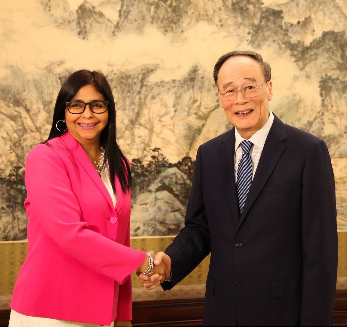 La vicepresidenta Rodríguez llegó este lunes a China para cumplir importantes compromisos con autoridades políticas y financieras de esa nación.