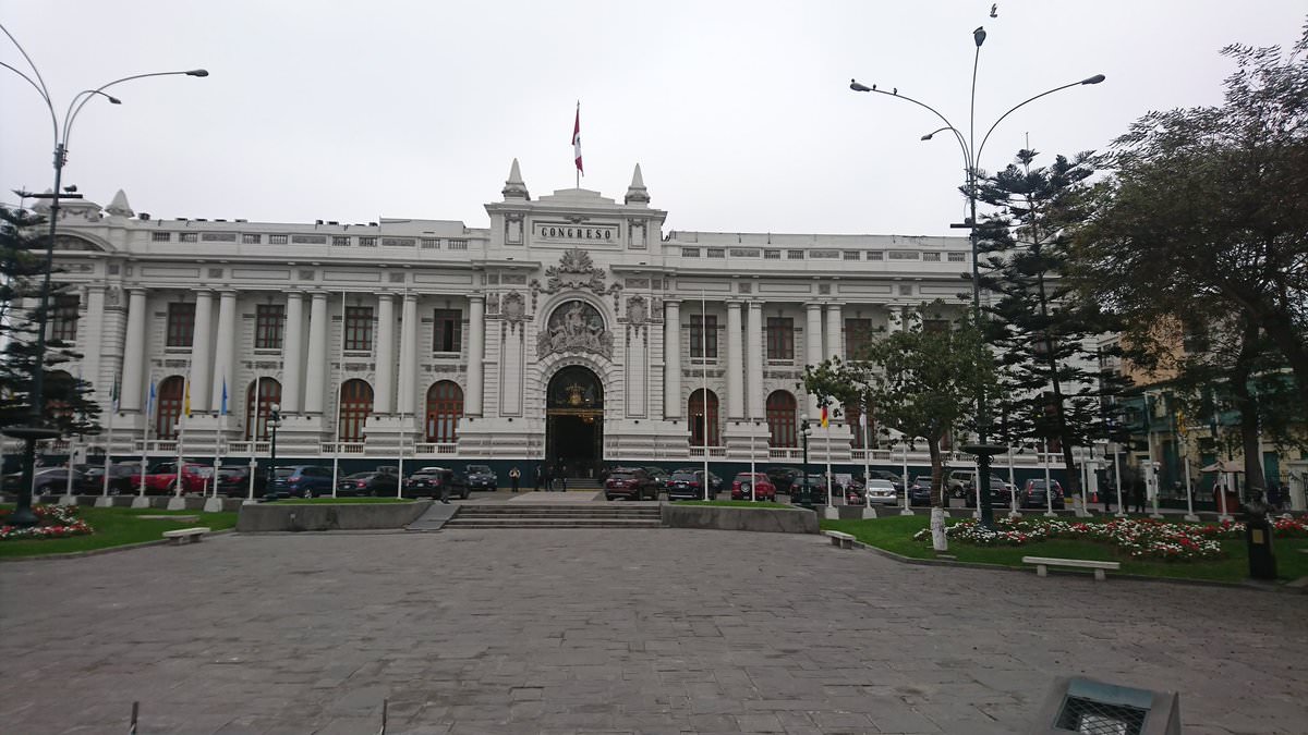 La Carta Magna de Perú no establece ningún requisito o restricción para que el Poder Ejecutivo haga uso de la cuestión de confianza.