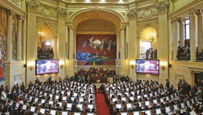 El senador colombino interpeló al ministro de Hacienda por los bonos de agua.
