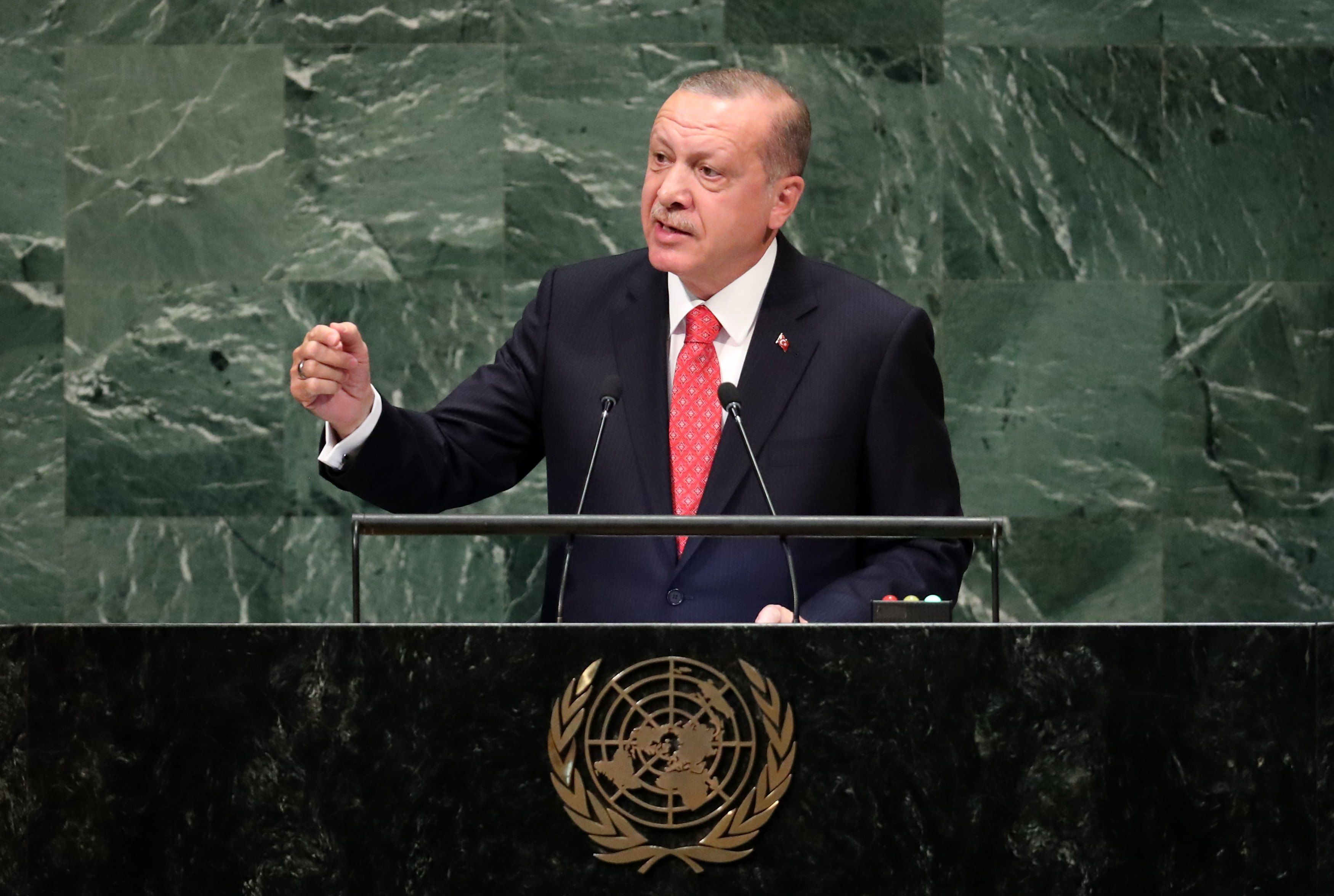 Recep Tayyip Erdogan y su delegación abandonó momentáneamente la sede de los debates en la ONU durante la intervención de su par estadounidense.