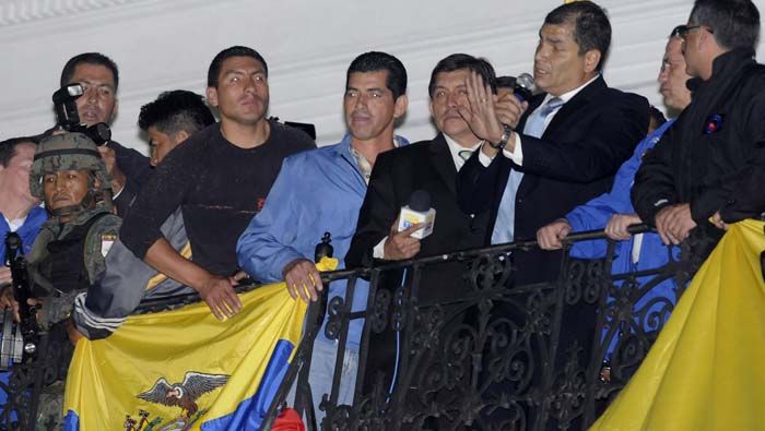 Rafael Correa se dirige al pueblo ecuatoriano tras poner fin al intento de Golpe de Estado.