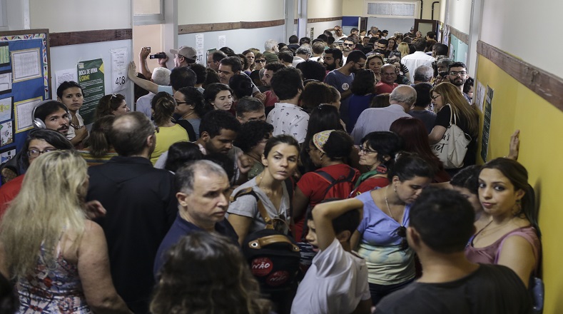 En horas de la mañana los electores brasileños se agolparon en los más de 450.000 centros de votación en todo el territorio nacional. 