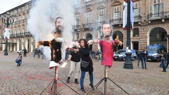 Durante las movilizaciones los asistentes quemaron figurines de los vicepresidentes del Consejo de Ministros del país, Matteo Salvini y Luigi di Maio.