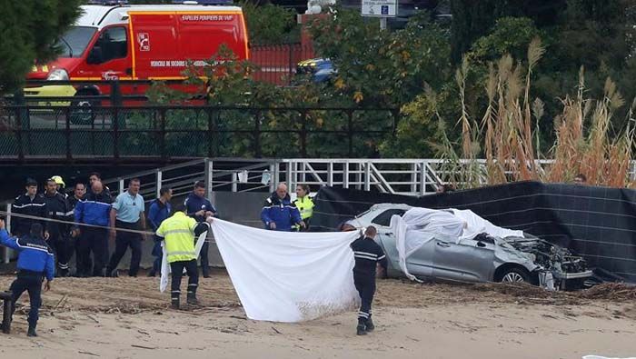 Equipos de búsqueda y rescate franceses se mantienen en alerta ante nuevas víctimas de las lluvias.