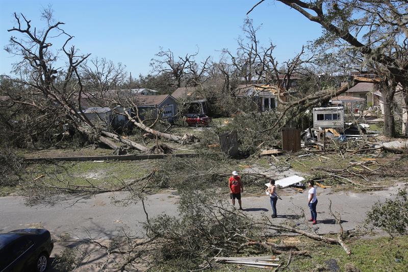 Árboles caídos, derrumbes y falta de electricidad han obstaculizado el rescate de las personas que quedaron atrapadas a causa de la tormenta.
