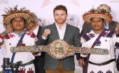 Canelo, campeón del Consejo Mundial de Boxeo (c), en Ciudad de México junto a indígenas huicholes que realizaron el decorado del cinturón.