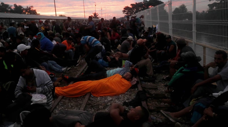 Miles de migrantes centroamericanos amanecieron en el puente entre la frontera de Guatemala y México, ante la negativa de las autoridades mexicanas de permitirles el paso al territorio. 