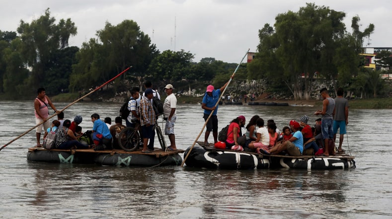 En las balsas que atraviesan el río Suchiate cruzan los niños y mujeres, así como todos aquellos que no pueden nadar.