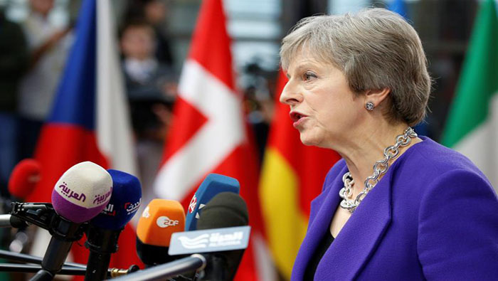 A pesar de las criticas hechas por los miembros de su partido, la primera ministra espera llegar a un acuerdo de libre comercio con EU.