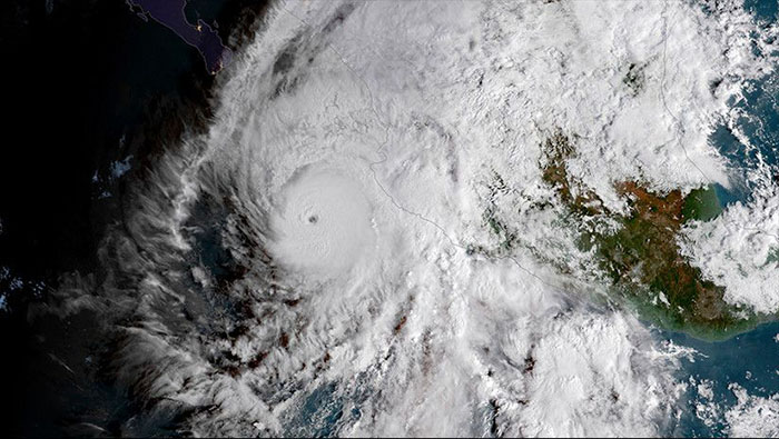 El huracán Willa continúa su avance por el Pacífico con vientos máximos de 240 kilómetros por hora y rachas de 305 kilómetros por hora.