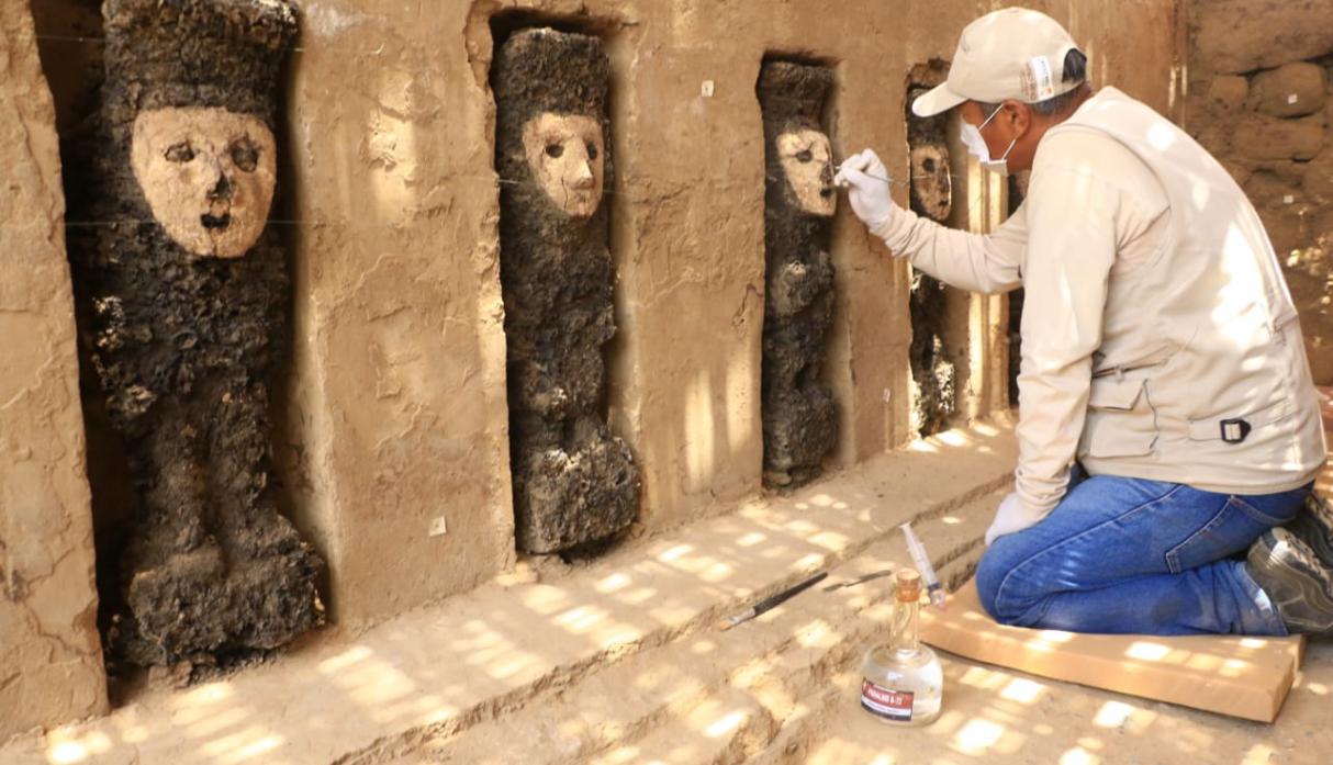 Las figuras de madera están cubiertas con máscaras de arcilla y poseen en sus manos un cetro, que posiblemente usaban como protección.