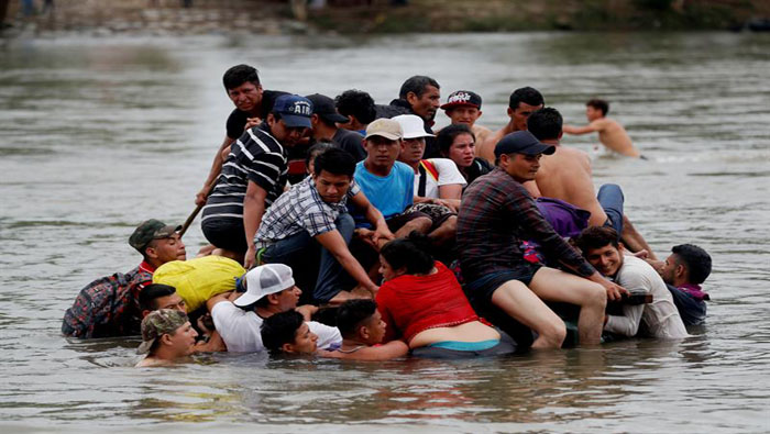 Migrantes, entre ellos niños y mujeres, ingresan a México a través del río debido al cierre de la frontera