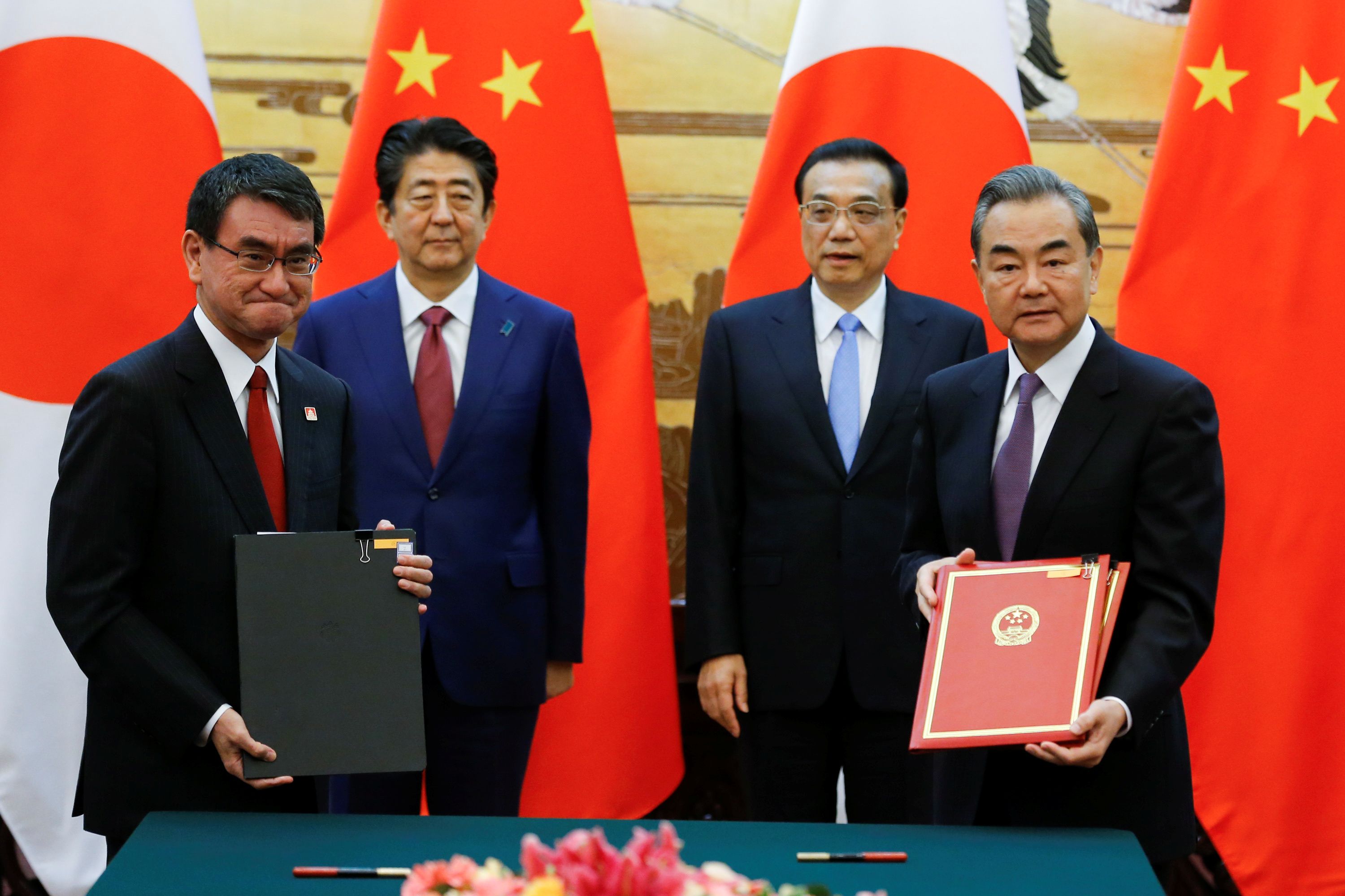 El primer ministro japonés, Shinzo Abe, y una comitiva japonesa se encuentran en China para mejorar las relaciones bilaterales.