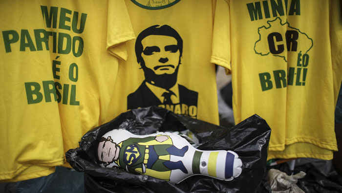 Vista de un muñeco de Sérgio Moro junto a una camiseta con la imagen del presidente electo, Jair Bolsonaro, antes de una reunión efectuada el jueves entre ambos.