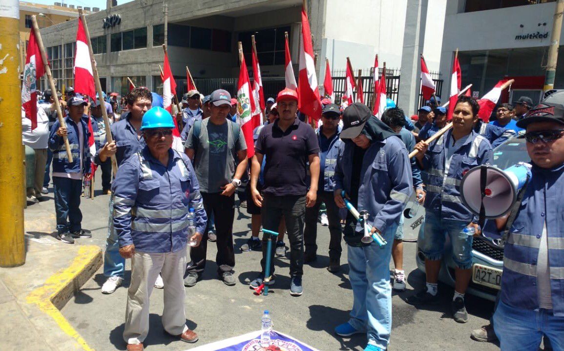 Trabajadores mineros demandan a la empresa china aumento salarial y mejores condiciones laborales.