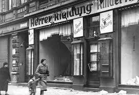 Durante la Noche de los Cristales Rotos, las fuerzas nazis incendiaron y destruyeron propiedades judías.