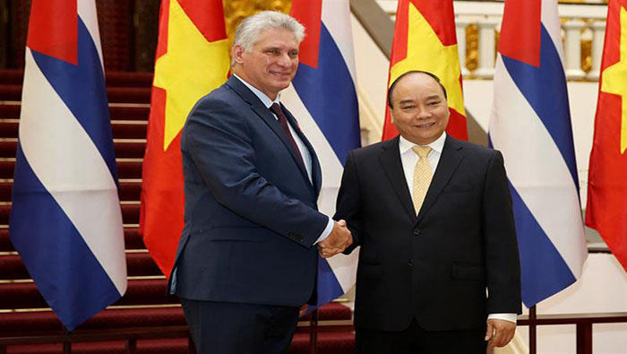 El mandatario cubano Miguel Díaz-Canel, a la izquierda en la imagen, realiza una visita de tres días a Vietnam.