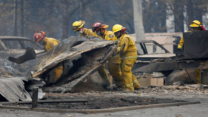 Los bomberos continúan la búsqueda de víctimas tras los incendios que afectan las regiones norte y sur de California desde el pasado 8 de noviembre.