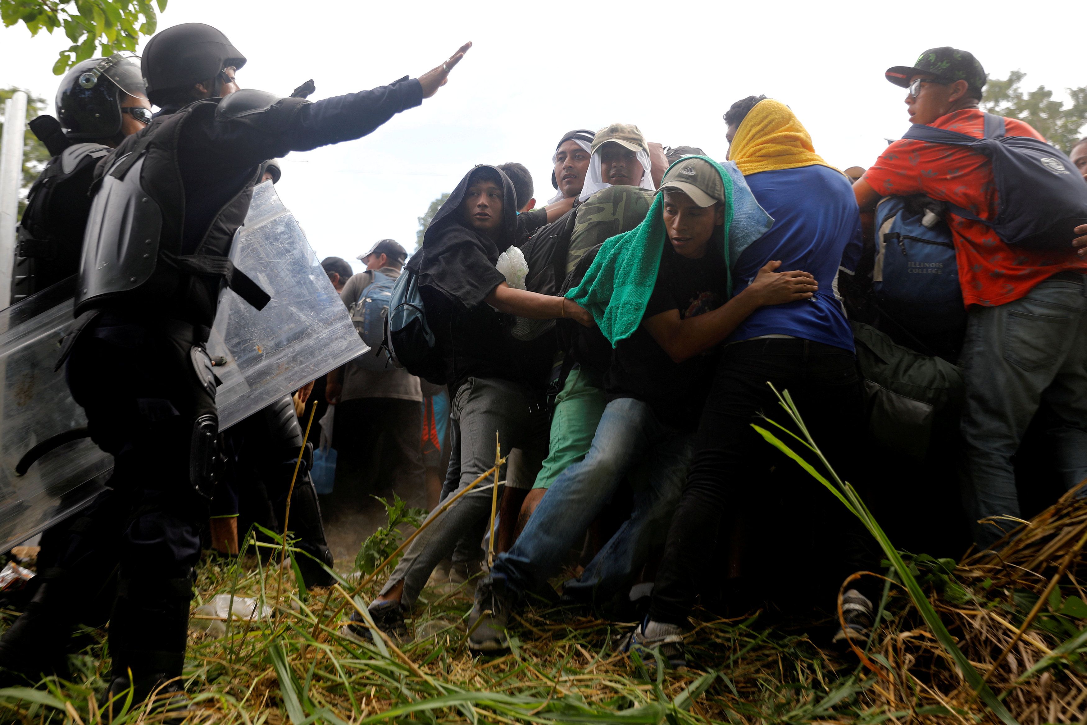 Unos 200 agentes de policiales y autoridades de migración mexicana interceptaron a los migrantes.