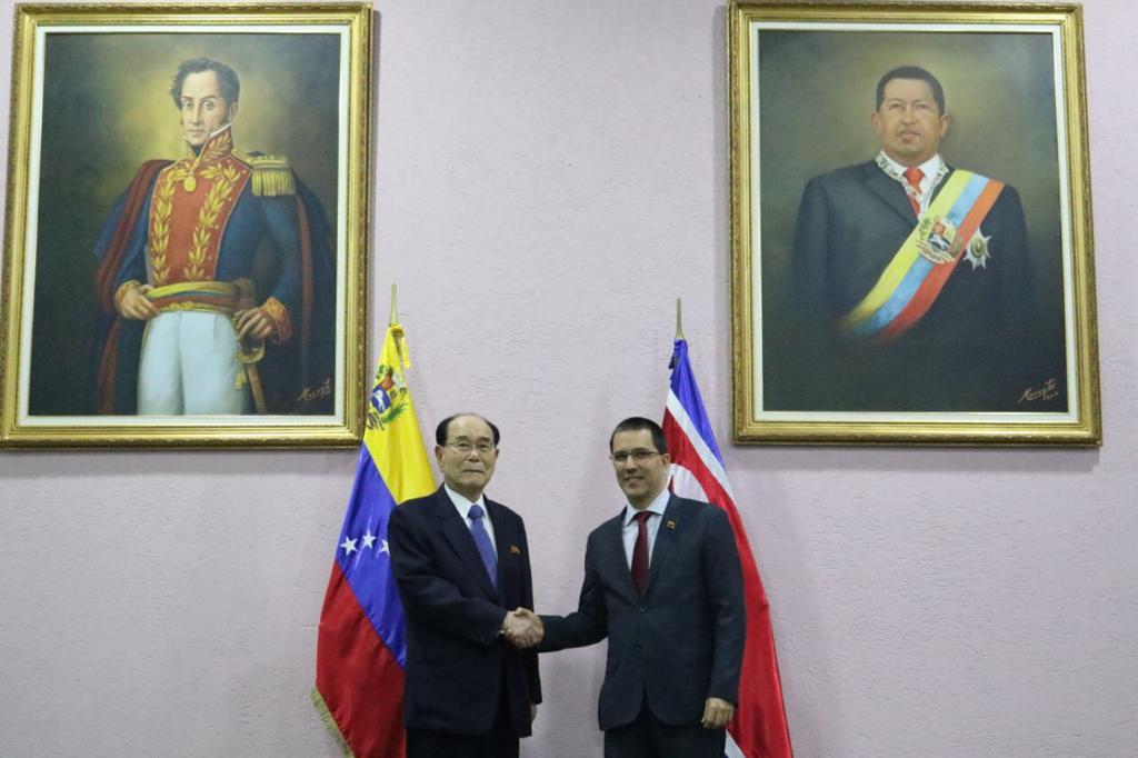 A su llegada a Venezuela, el funcionario norcoreano (i) fue recibido por el canciller venezolano (d).
