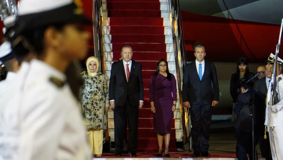 El mandatario turco fue recibido por altos dignatarios venezolanos a su llegada al país.