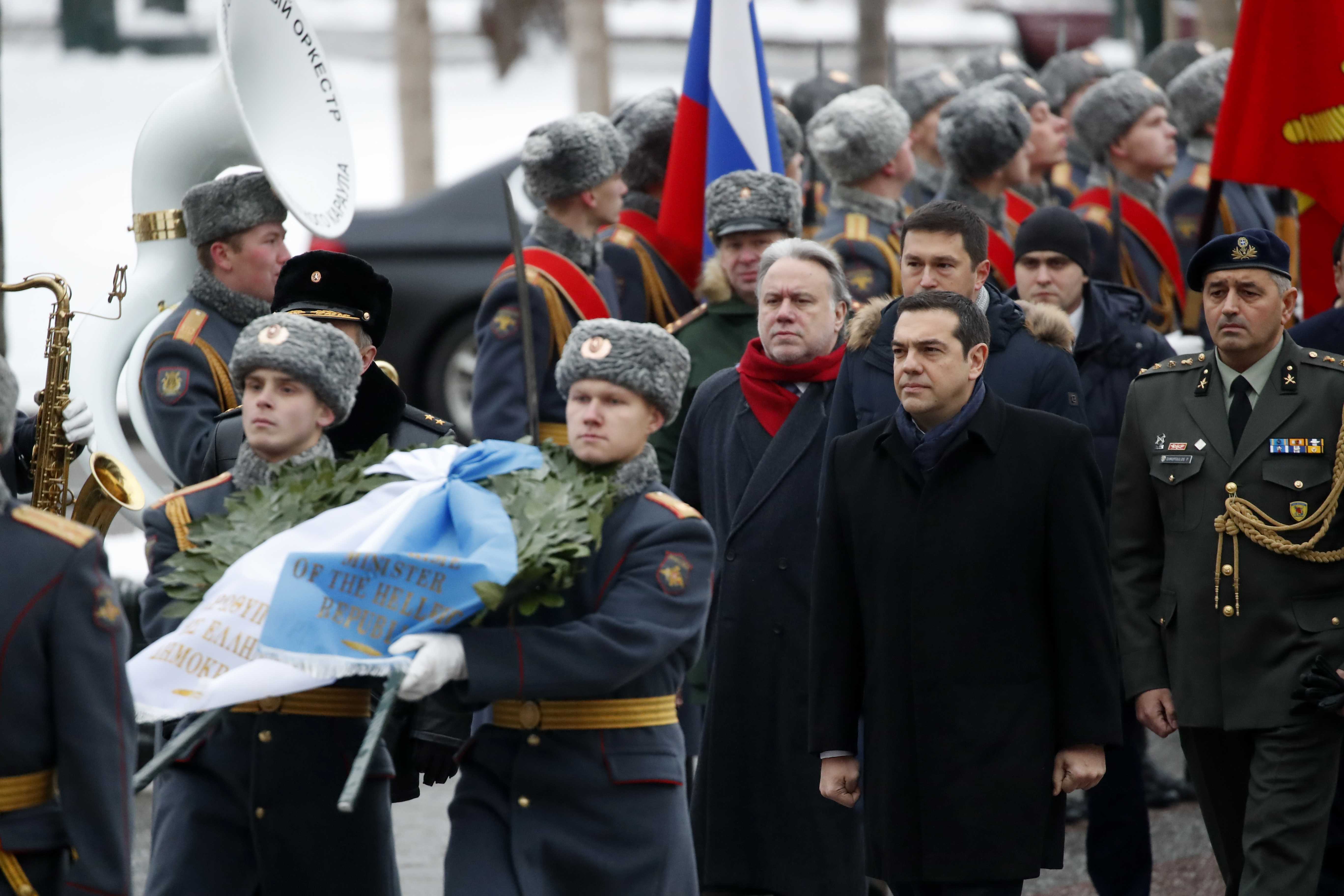 El mandatario griego acudió a la Tumba del Soldado Desconocido en Moscú en una de sus primeras acciones en el país.