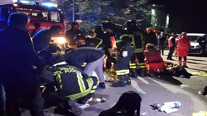Equipos de bomberos realizan labores de rescate tras la estampida en el club nocturno de Italia.