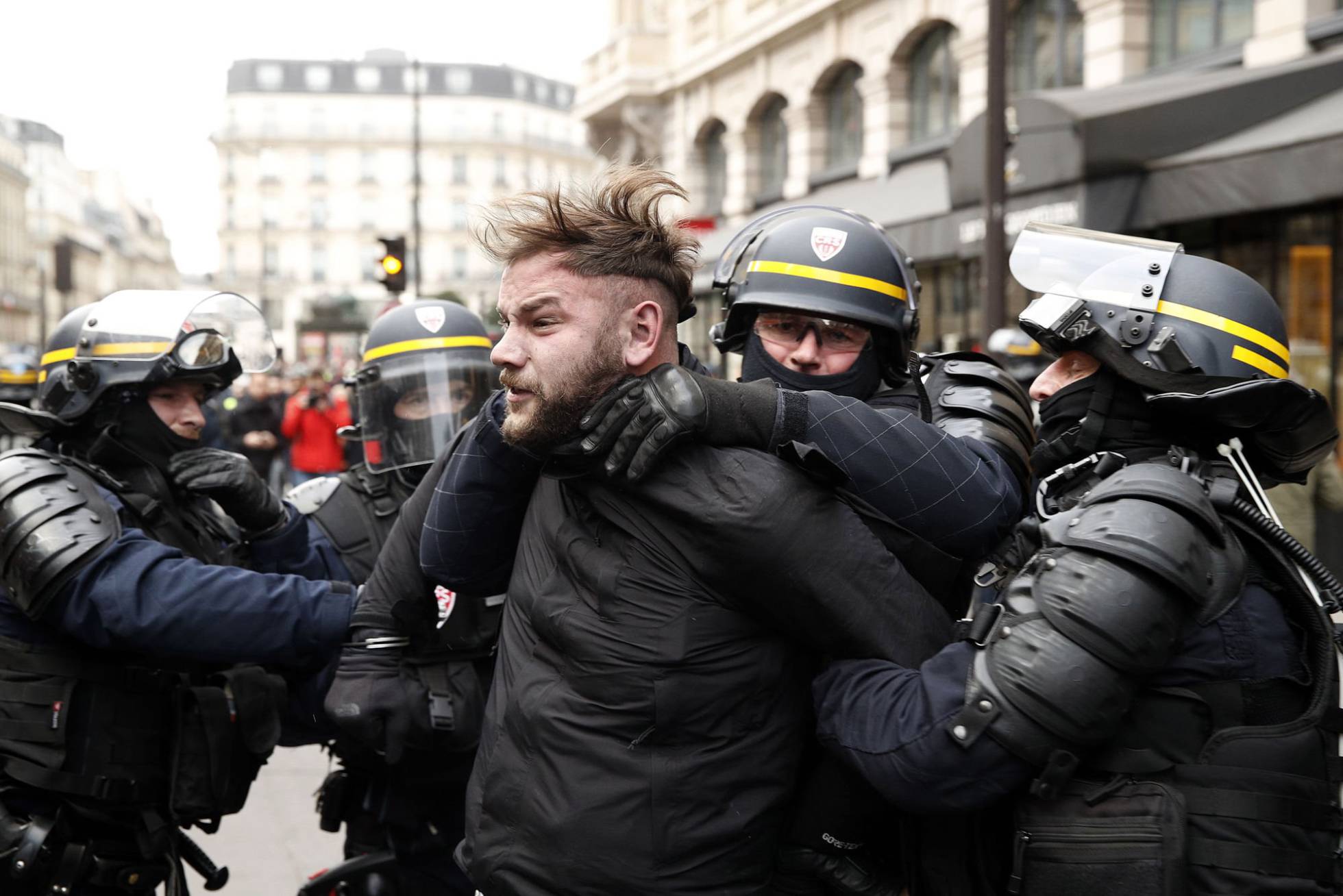 Chalecos Amarillos se movilizan por las calles de París.