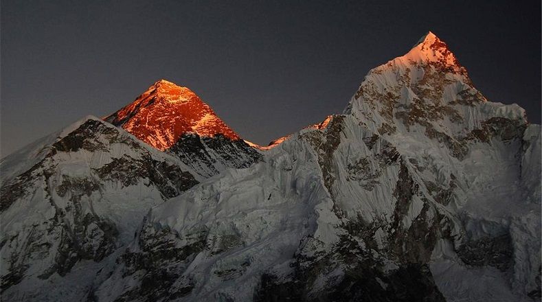 El Everest es el pico más alto del mundo. Se encuentra en el Himalaya, con una altura de 8.848 metros