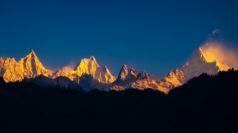 Kanchenjunga, también conocida como "Los cinco tesoros de las nieves", tiene 8.586 metros de altura y está localizada en Nepal, India. 