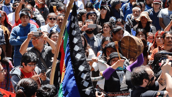 La convocatoria fue realizada por el padre del mapuche asesinado tras la difusión de tres videos que revelan el momento del crimen.