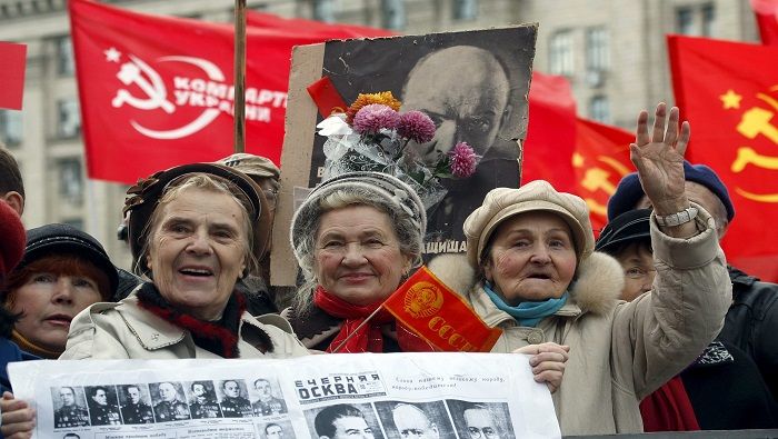 La Revolución de Octubre ocurrió el 7 de noviembre de 1917 y la creación de la URSS el 30 de diciembre de 1922.