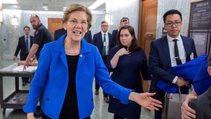 La senadora demócrata Elizabeth Warren saluda a un grupo de visitantes durante la primera jornada de la 116 legislatura del Congreso estadounidense.