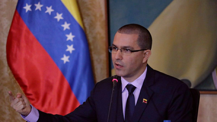 El canciller venezolano hizo un llamado al Gobierno colombiano para que respete los asuntos internos de su país.