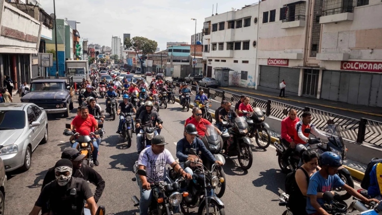 Cientos de revolucionarios recorrieron las calles del oeste de la capital de Venezuela, gritando consignas en apoyoa Nicolás Maduro.