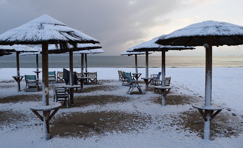 Las playas de la región costera de Florína y Artemida también están cerradas por la nevada, la cual cubre gran parte de la bahía.